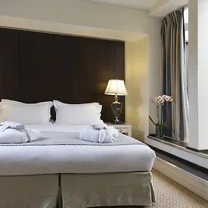 Le Pera 4*, Paris França